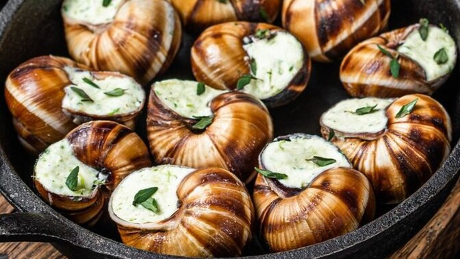 Hangi ünlüyle escargot yemelisiniz söyliyim mi?