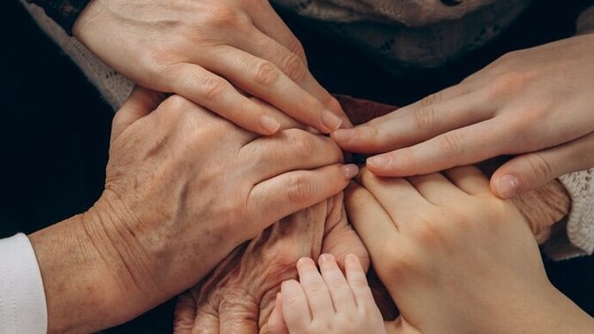 Yaşı sizden fazlaca büyük olan biriyle arkadaş olabilir misiniz?