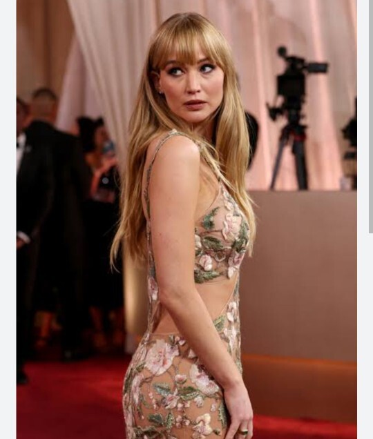 Jennifer Lawrence mı daha güzel yoksa Suki waterhause mı?
