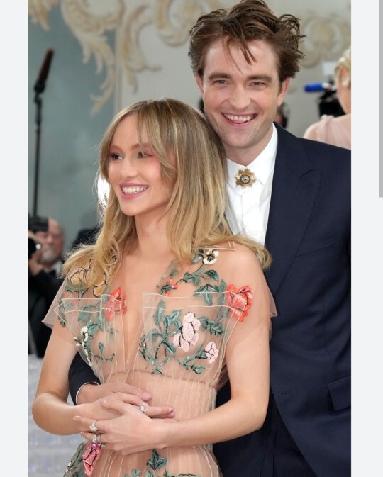 Jennifer Lawrence mı daha güzel yoksa Suki waterhause mı?