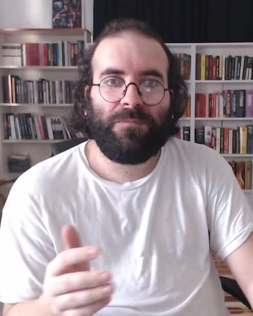 Sizce bu adamlardan hangisi daha donanımlı?