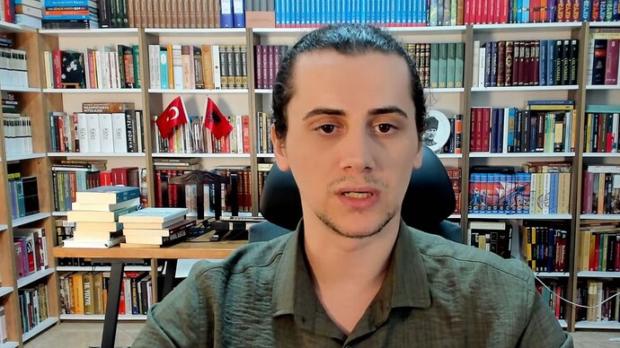 Sizce bu adamlardan hangisi daha donanımlı?