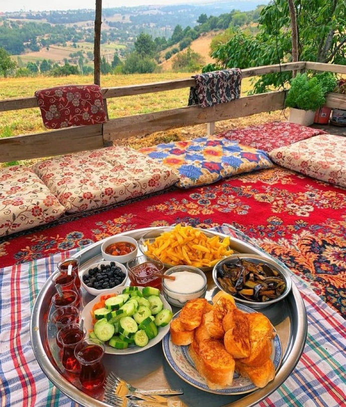 Burada kahvaltı yapar mısın?