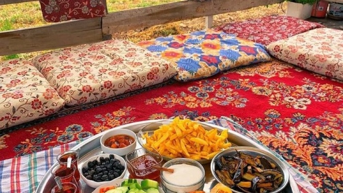 Burada kahvaltı yapar mısın?