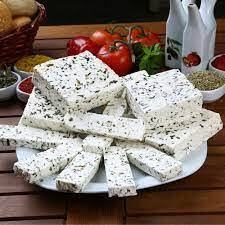 Ekmek, çay ve yeşil soğan ile severim