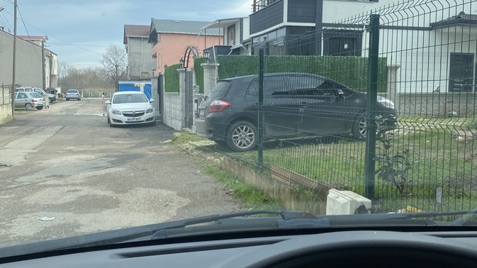 Apartman önüne park yeri kavgasında kim haklı, kapımın önü bana mı ait yola mı?