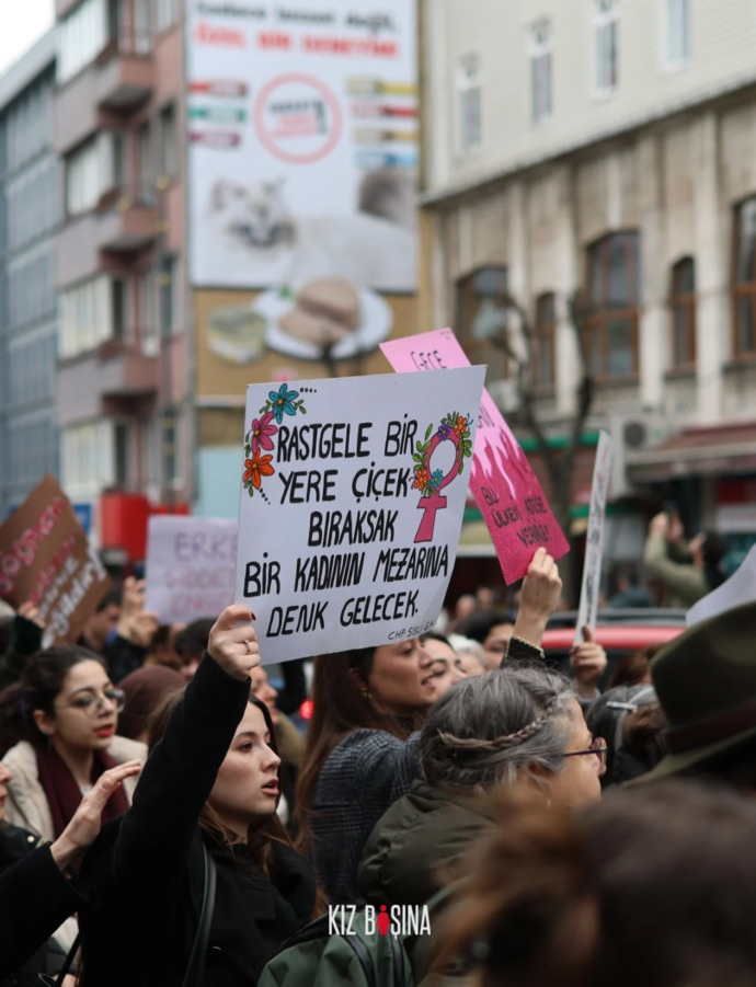 Ülke zerre gelişememiş türk milleti başkalarını kıskanmaktan yargılamaktan başka bişi yapamıyor mu?