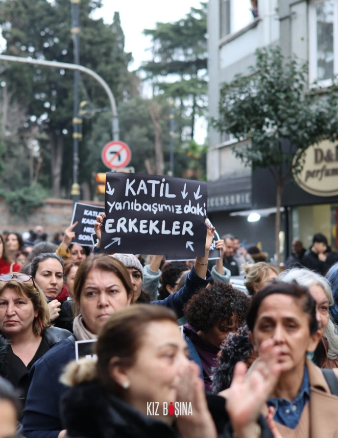 Ülke zerre gelişememiş türk milleti başkalarını kıskanmaktan yargılamaktan başka bişi yapamıyor mu?