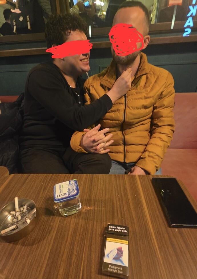 Arkadaşımın buluştuğu pembeli gay çıktı sizce burası pembeli hesaplara inceleme getirmeli mi?