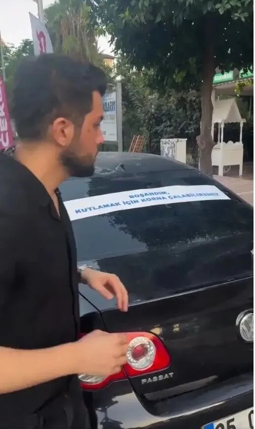 Boşandıktan sonra araçlarının arkasına kutlama için kornaya bas yazmak doğru mu?