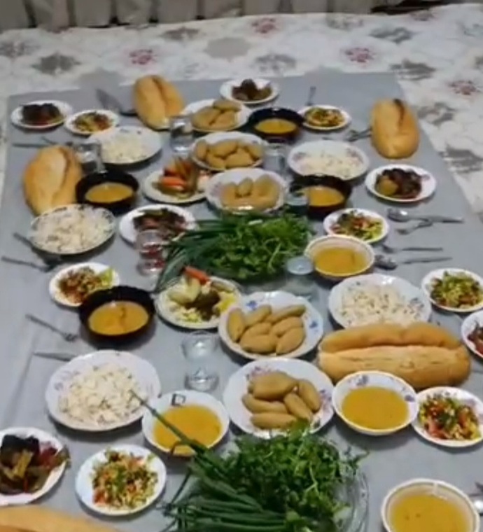 Yer sofrasında yemen için yemekte ne olması lazım?