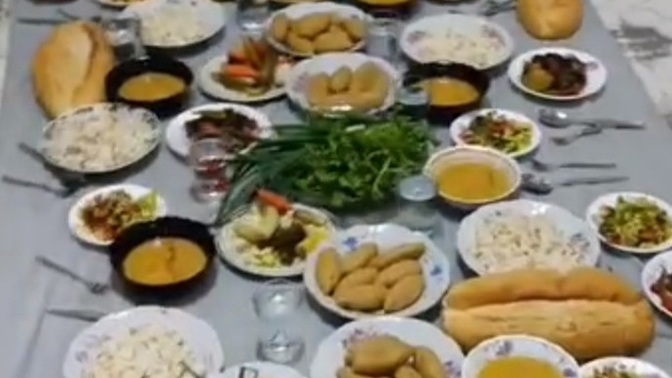 Yer sofrasında yemen için yemekte ne olması lazım?