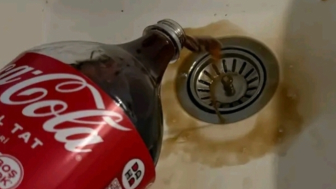 Sizin de kola içince sinir olup lavaboya döken aile bireyleriniz var mı 😑?
