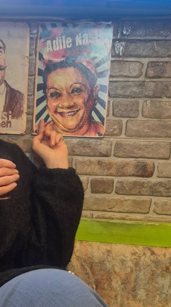 Tıpkı Adile Anne gibi. "veya "Onun o meşhur tebessümünün ardındaki gibi..