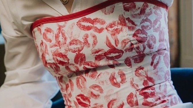 Öpücük desenli kıyafetler sizce şık mı yoksa fazla mı abartı 💋?