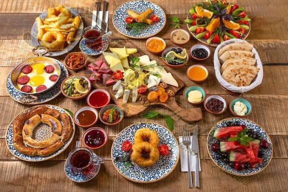 Hafta sonunda tek başına kafede kahvaltı yapmak tuaf mı görünür?