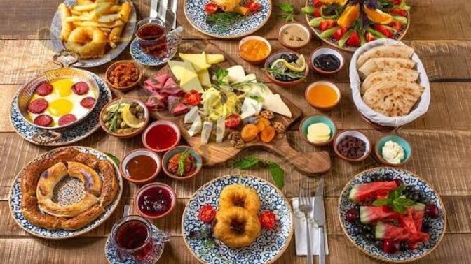 Hafta sonunda tek başına kafede kahvaltı yapmak tuaf mı görünür?