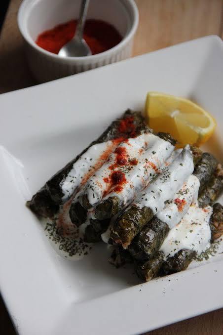 Sarmayı yoğurtla mı yersin yoğurtsuz mu daha güzel oluyor sence?