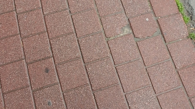 Detaydaki donu giyince kızlar yüzüme cok bakıyor neden ergen 17 ve 27 arası özellikle ?