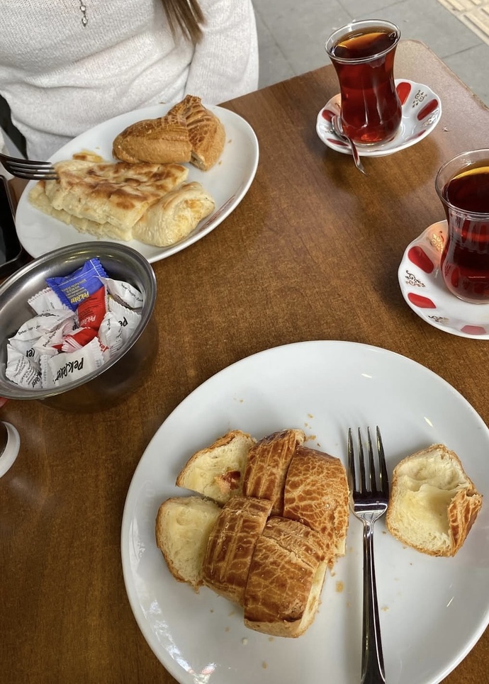 Bizim gibi bu saatte kahvaltı yapan var mı?
