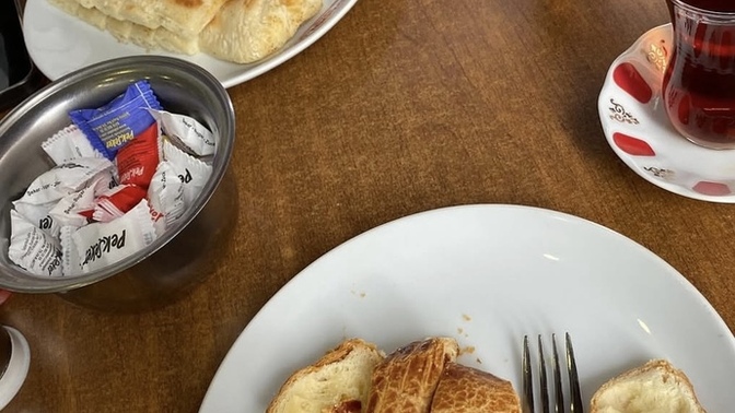 Bizim gibi bu saatte kahvaltı yapan var mı?