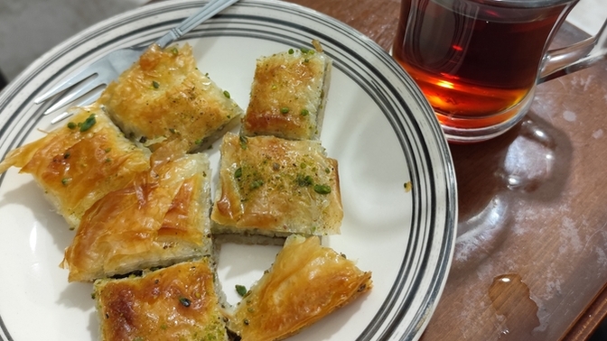 Kendime küçük bir tatlı tabağı hazırladım, baklavayı da ben yaptım sizce sunum nasıl olmuş?