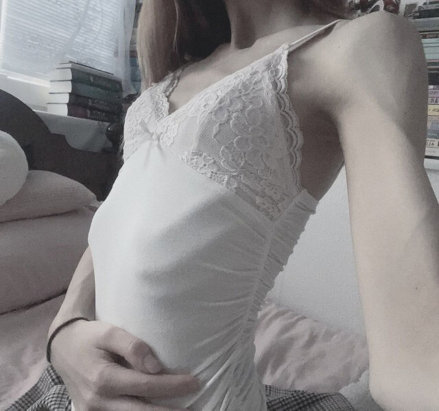 Asiri zayif 40-48 kg kücücük gögüslü kizlar sizcede balik etli kizlardan daha güzel degil mi?
