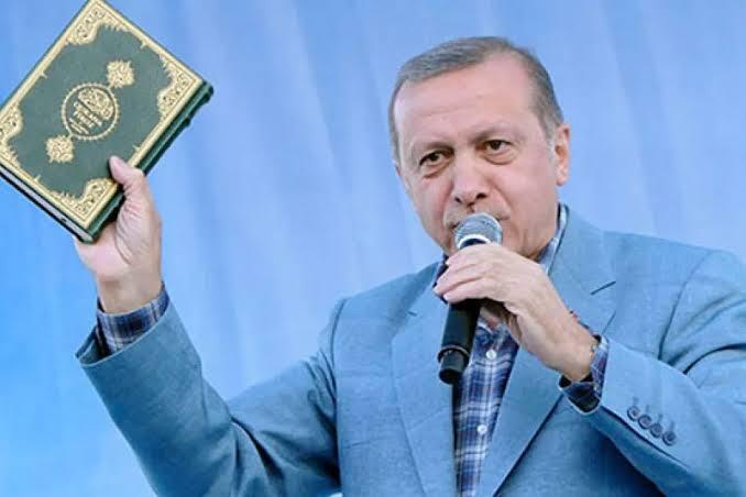 Turkiyede neden dine vurgu yapan muhafazakar siyasetçiler daha karizmatik ve güvenilir algılanıyor sizce?