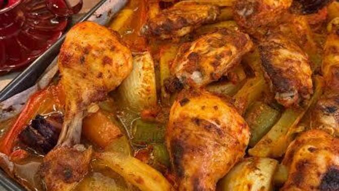 Fırında tavuk papates yemeği hem klasik hem leziz olup hemde seveni çoktur yanında ne yer, içersin?