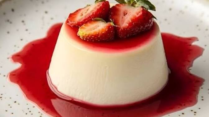 Bol çilek soslu panna cotta sever misin, tatlılarda çilekli sos mu çikolata sos mu favorin?