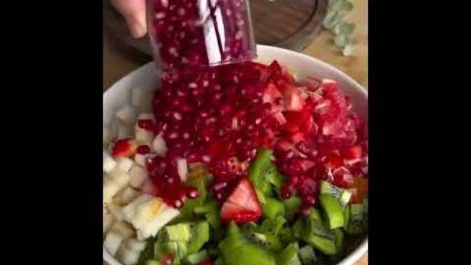 Kızlar meyve salatası sevmeyen var mı, sizce neden sevilmiyor olabilir 🍓?