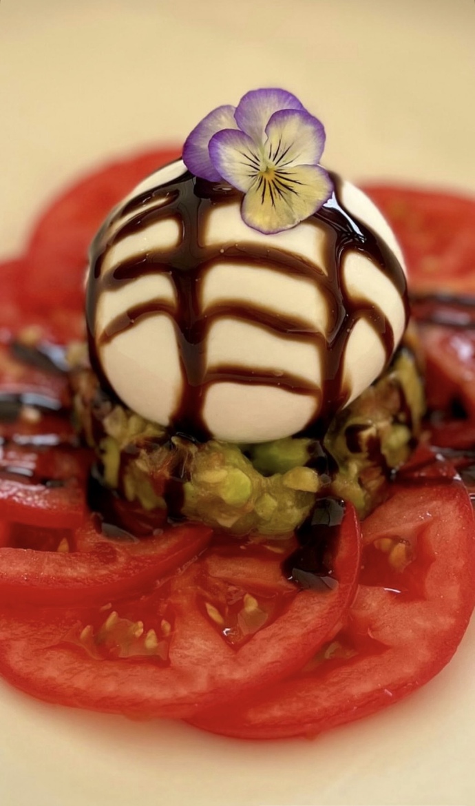 Burrata peyniri domatesle mi güzelleşir sizce?