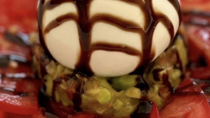 Burrata peyniri domatesle mi güzelleşir sizce?