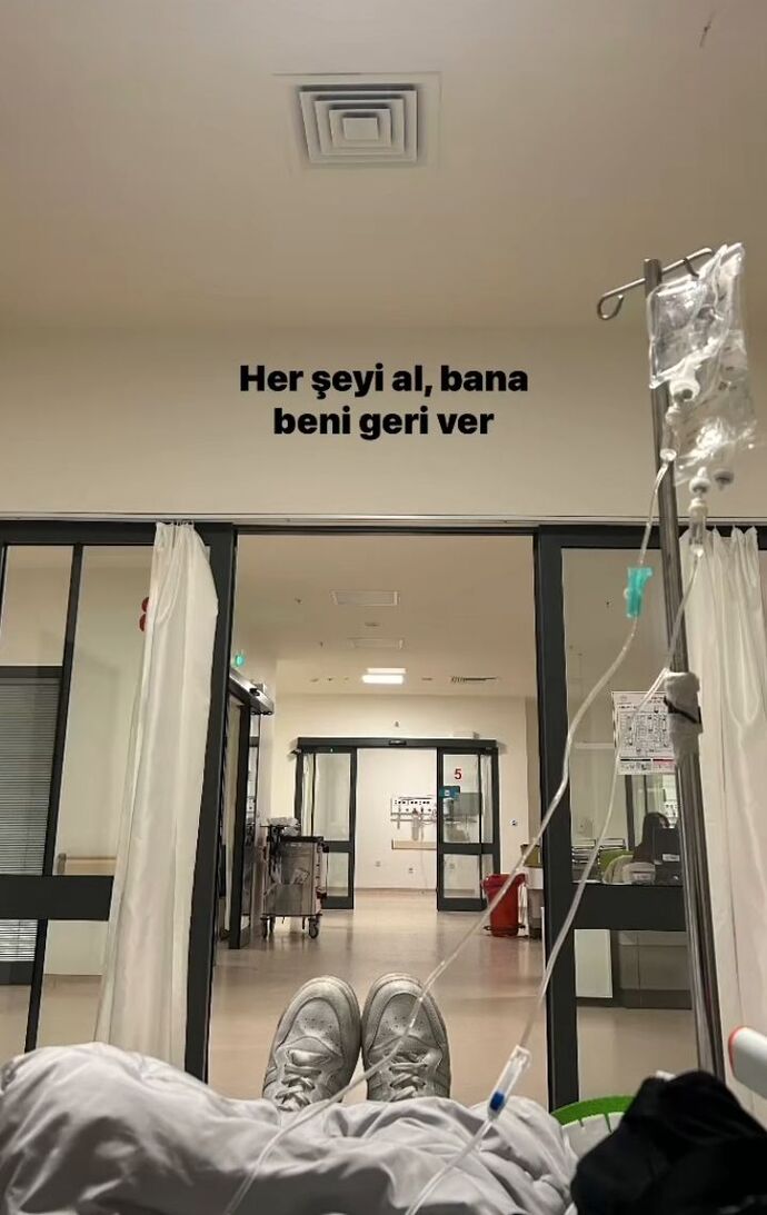 Acısını gizlerse daha az hissedeceğini mi düşündü?