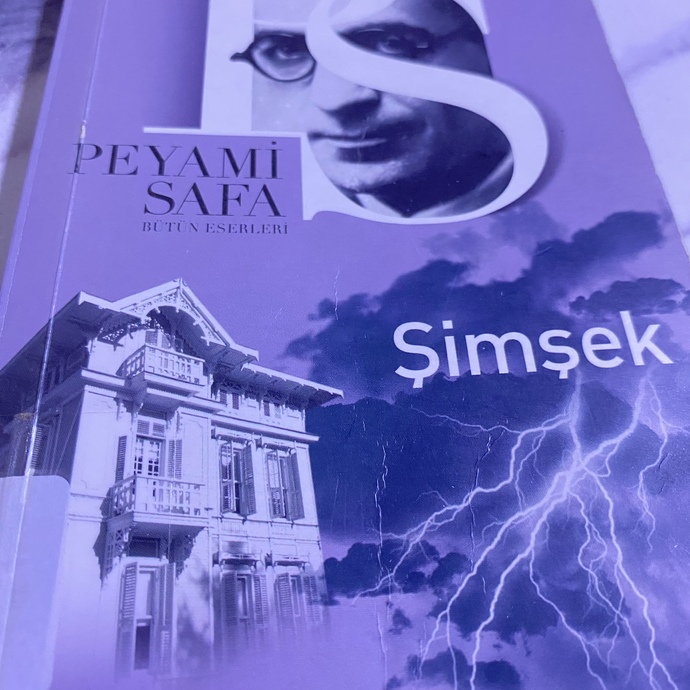 Elinizde hangi kitap var?
