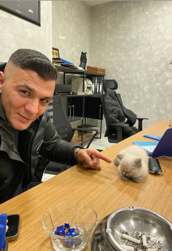 Bu adam çok sıcakkanlı durmuyor muuu?