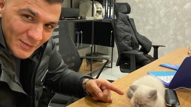Bu adam çok sıcakkanlı durmuyor muuu?