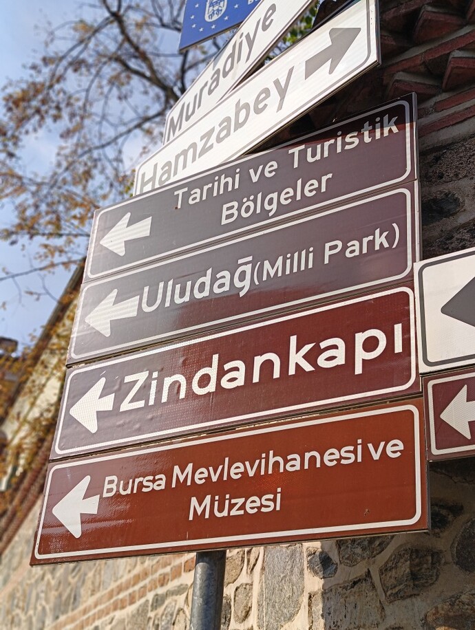 Bursa sokaklarında gerçekten her yerde Arapça tabela ve yazı mı var?