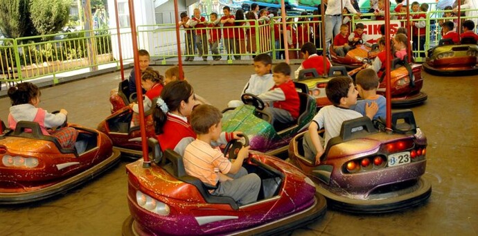 Çocukken lunaparkta çarpışan otolara hiç bindiniz mi?