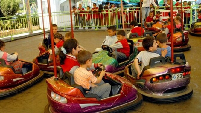 Çocukken lunaparkta çarpışan otolara hiç bindiniz mi?