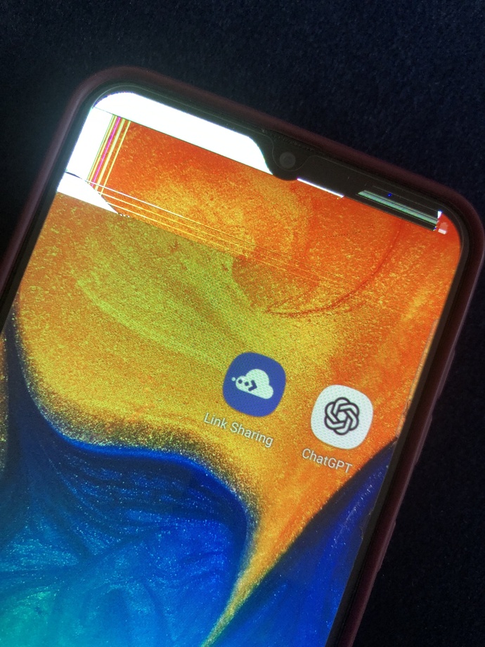 Annemin telefonunu yanlışlıkla masamdan düşürdüm yer de mermer olunca baya sert çarptı ne yapayım?