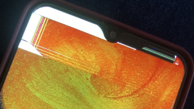 Annemin telefonunu yanlışlıkla masamdan düşürdüm yer de mermer olunca baya sert çarptı ne yapayım?