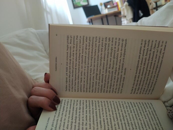 Yatarak kitap okunur mu?