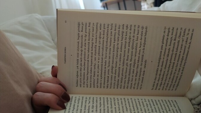 Yatarak kitap okunur mu?