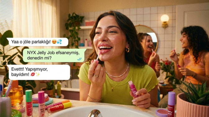 Dudaklarda jöle parlaklığı modası başlasın mı, Jelly Job gloss’ları dener miyiz? 💋✨