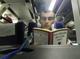 Yolculuk esnasında kitap mı okursunuz yoksa müzik mi dinlersiniz?