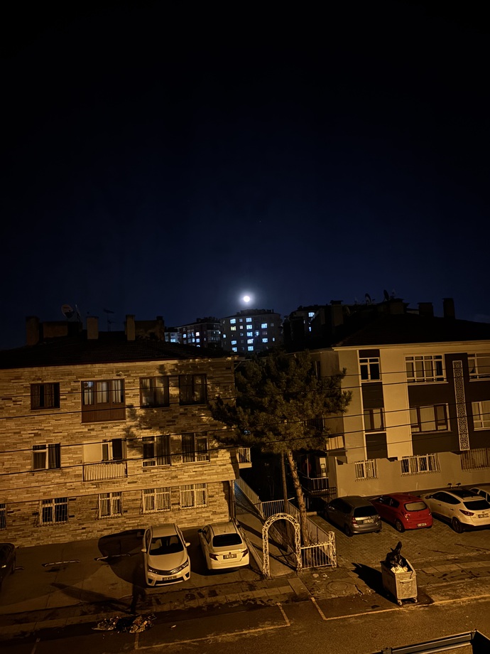 Yine dolunay var, bu hallerimiz o yüzden mi?
