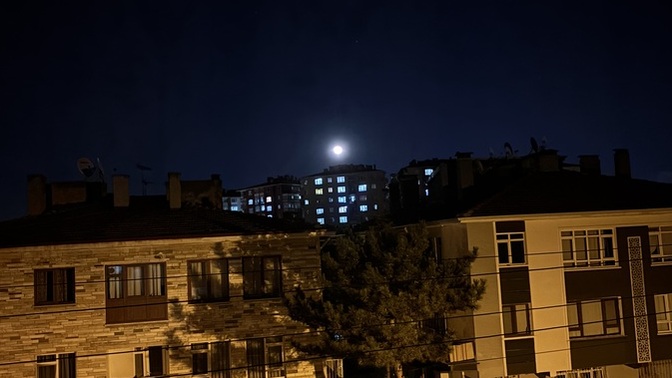 Yine dolunay var, bu hallerimiz o yüzden mi?