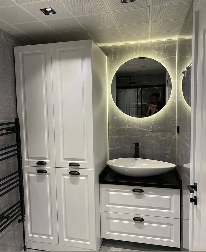 Misafirliğe gittiğinde banyo dolaplarını karıştırır mısın?