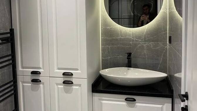 Misafirliğe gittiğinde banyo dolaplarını karıştırır mısın?